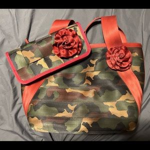 Large Harvey seatbelt bag With matching wallet, Camo and red roses